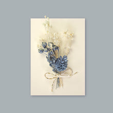Lade das Bild in den Galerie-Viewer, Trockenblumen Graublau/Créme