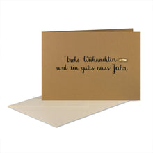 Lade das Bild in den Galerie-Viewer, Weihnachtskarte "Frohe Weihnachten und ein gutes neues Jahr" mit verschiedenen Holzelementen und Kuvert