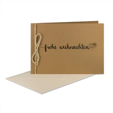 Lade das Bild in den Galerie-Viewer, Weihnachtskarte "frohe weihnachten" mit verschiedenen Holzelementen, Juteschnur und Kuvert