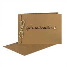 Lade das Bild in den Galerie-Viewer, Weihnachtskarte "frohe weihnachten" mit verschiedenen Holzelementen, Juteschnur und Kuvert