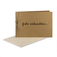 Lade das Bild in den Galerie-Viewer, Weihnachtskarte "frohe weihnachten" mit verschiedenen Holzelementen, Bakers Twine und Kuvert