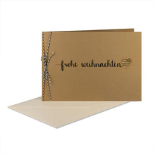 Lade das Bild in den Galerie-Viewer, Weihnachtskarte "frohe weihnachten" mit verschiedenen Holzelementen, Bakers Twine und Kuvert