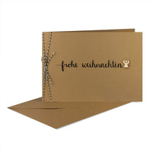 Lade das Bild in den Galerie-Viewer, Weihnachtskarte "frohe weihnachten" mit verschiedenen Holzelementen, Bakers Twine und Kuvert
