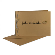 Lade das Bild in den Galerie-Viewer, Weihnachtskarte "frohe weihnachten" mit verschiedenen Holzelementen, Bakers Twine und Kuvert