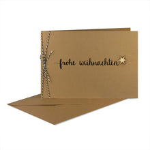Lade das Bild in den Galerie-Viewer, Weihnachtskarte "frohe weihnachten" mit verschiedenen Holzelementen, Bakers Twine und Kuvert