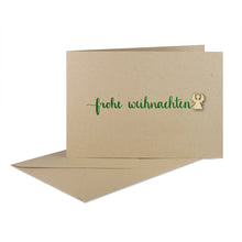 Lade das Bild in den Galerie-Viewer, Weihnachtskarte "frohe weihnachten" grün, desert mit verschiedenen Holzelementen
