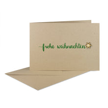 Lade das Bild in den Galerie-Viewer, Weihnachtskarte "frohe weihnachten" grün, desert mit verschiedenen Holzelementen