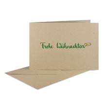 Lade das Bild in den Galerie-Viewer, Weihnachtskarte "Frohe Weihnachten" grün, desert mit verschiedenen Holzelementen