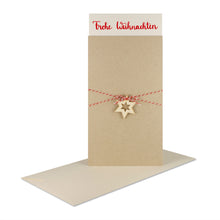 Lade das Bild in den Galerie-Viewer, Weihnachtskarte "Frohe Weihnachten" desert Holzstern, rotem Garn