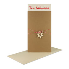 Lade das Bild in den Galerie-Viewer, Weihnachtskarte "Frohe Weihnachten" grocerkraft Holzstern, rotem Garn