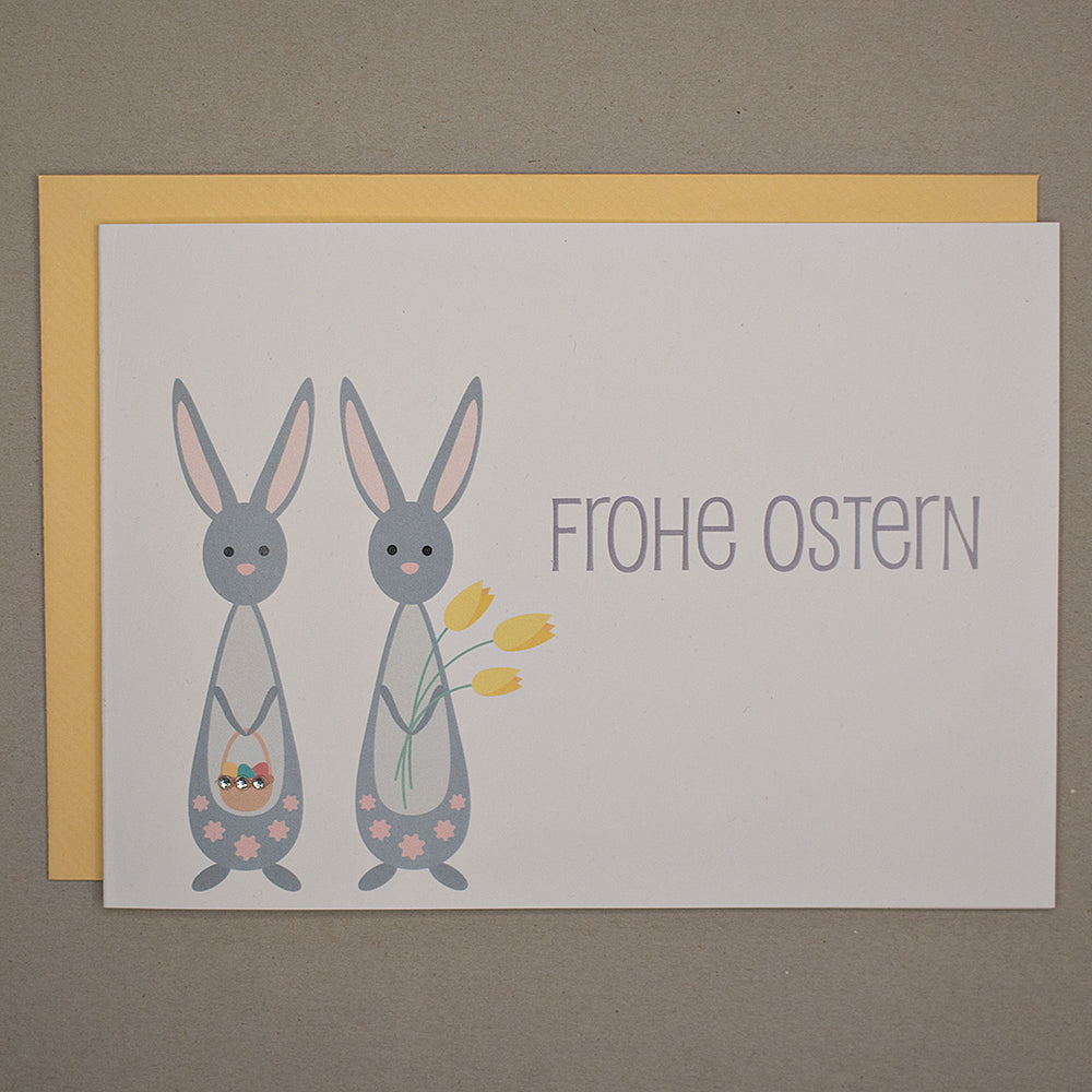 Osterhasenpaar mit Blumen und Geschenkkorb