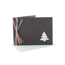 Lade das Bild in den Galerie-Viewer, Weihnachtskarte DIN A 6 braun weiß mit Schleife und Filzfigur
